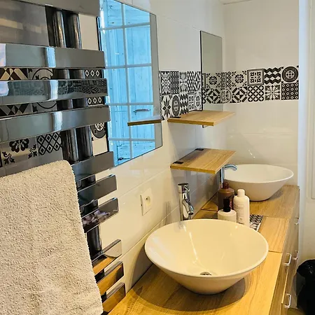 No 14 , 15 Meters Plein Centre Tres Calme Netflix ,terrace Sleeps 4 70 M2 Apartment *